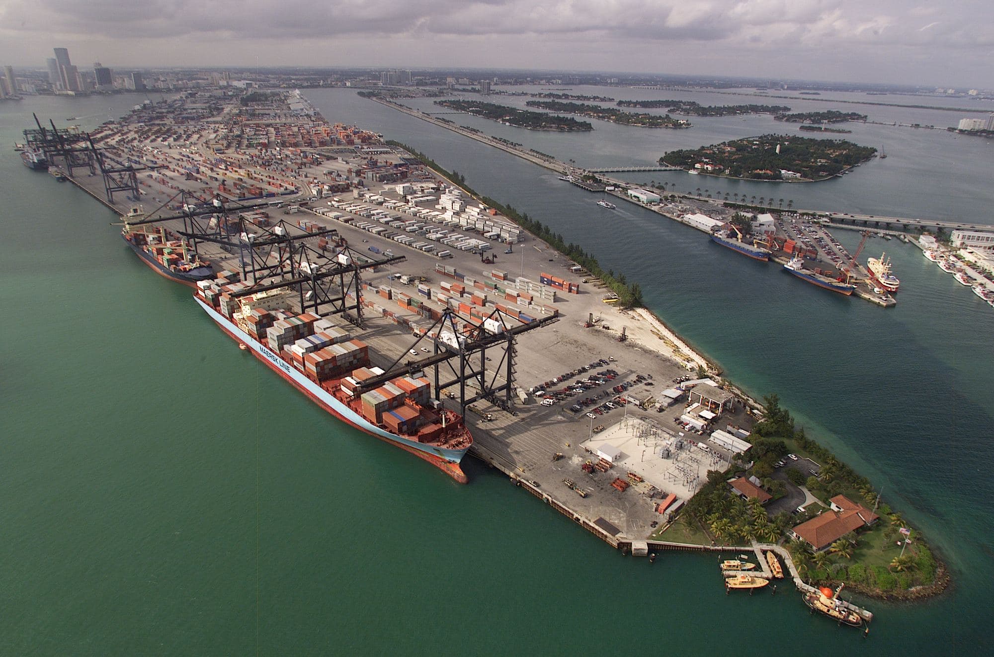 Vista aérea de porto de contêineres, ilustrando o comércio global